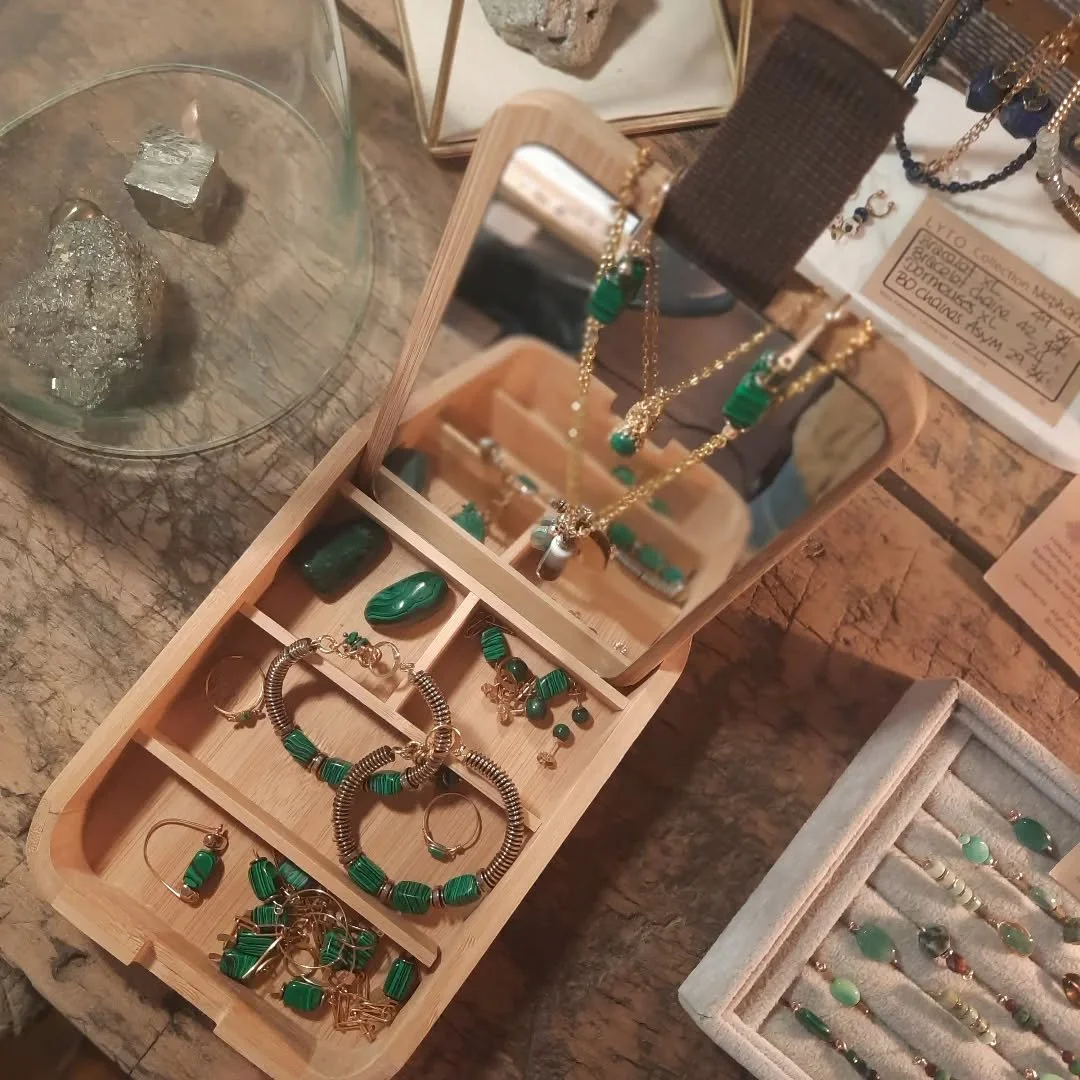 Oh 💚 Malachite 💚si inspirante ...
Vous la retrouvez chez LYTO au Showroom au @logis_du_nouveaumonde ... mais &eacute;galement lorsque vous venez r&eacute;aliser vos bijoux uniques lors des Ateliers Cr&eacute;atifs et visiblement, vous aussi, elles 