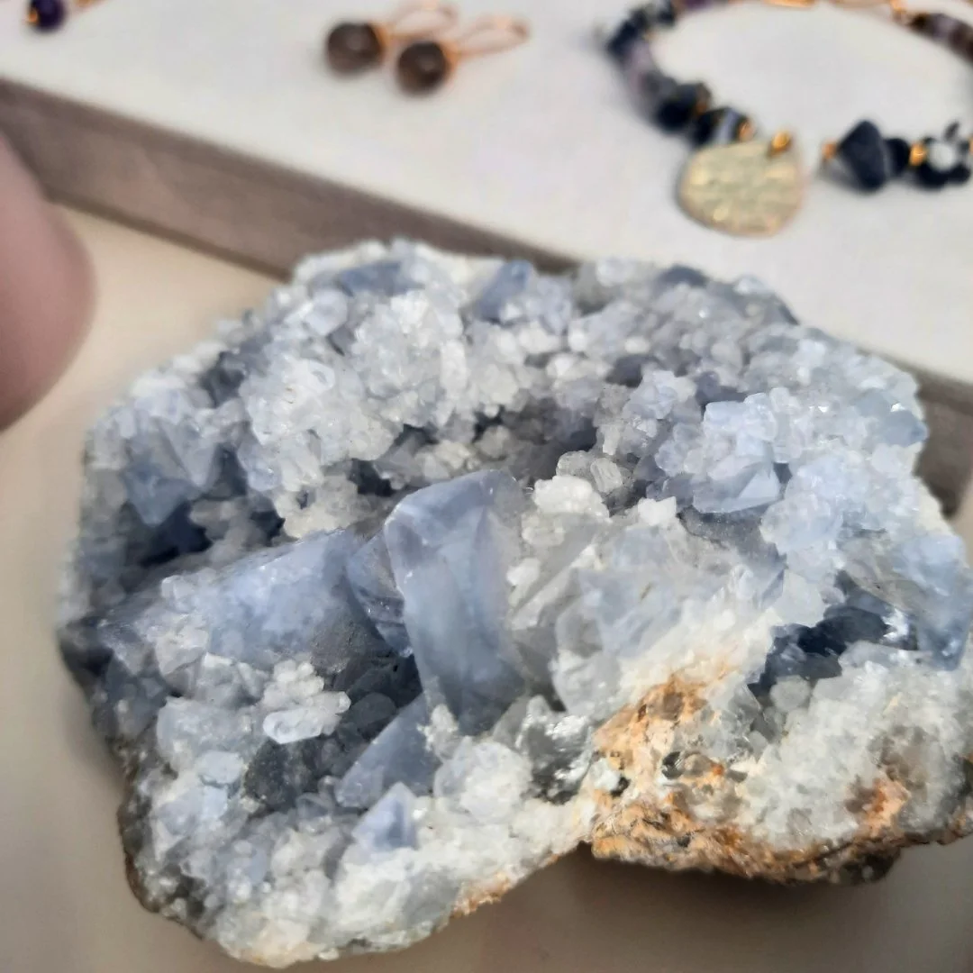 Infusion de bleu 🩵 pour finir la semaine en douceur 🧘🏼&zwj;♂️

🌙 "Si le dimanche soir avait une couleur, ce serait celle de la C&eacute;lestine. Un bleu pur, une invitation au calme int&eacute;rieur avant de tourner la page vers demain.&quot