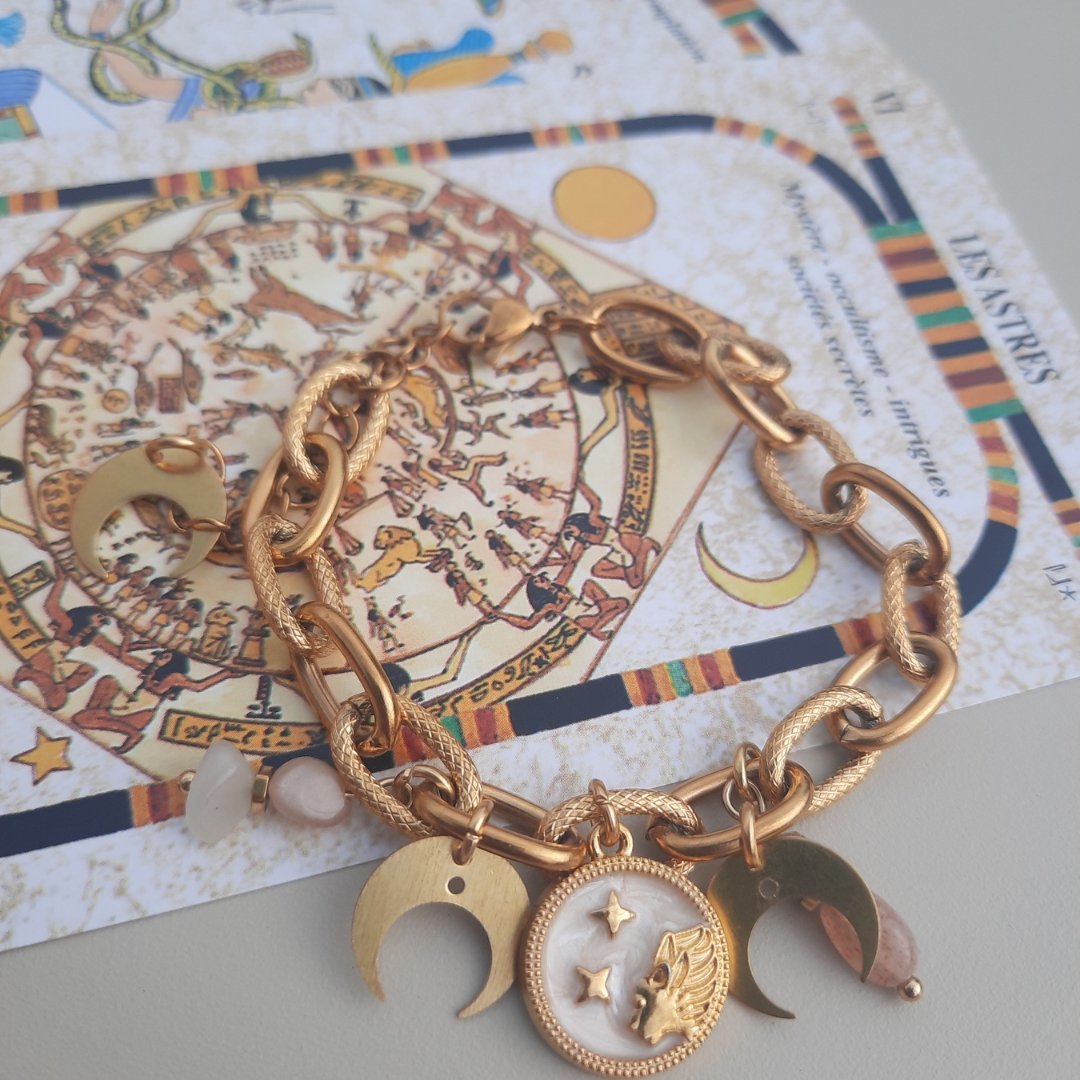S&eacute;l&eacute;n&eacute; : Porter son &eacute;toile 💫
La collection S&Eacute;L&Eacute;N&Eacute; est n&eacute;e d&rsquo;une &eacute;vidence pour moi : chaque femme porte une &eacute;nergie unique, intimement li&eacute;e &agrave; son ciel de naissa