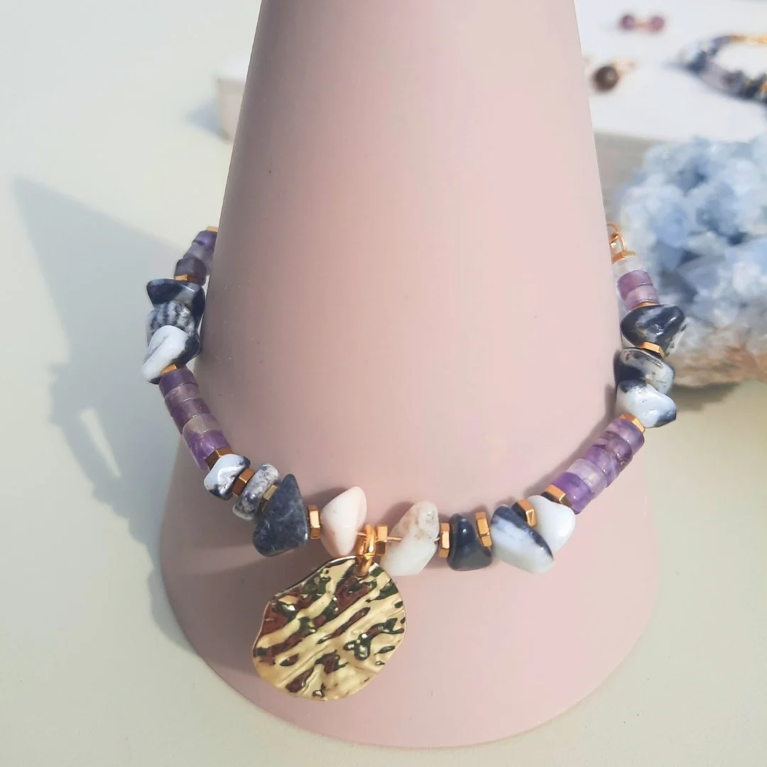 💜 ANIMA est l&agrave;. Et elle vous attend. 💜
Nouvelle collection LYTO n&eacute;e dans mon atelier, entre mes mains et les pierres qui m&rsquo;inspirent tant &hellip;
ANIMA, c'est l'alliance du Jaspe Z&egrave;bre &mdash; pierre de l'ancrage et du c
