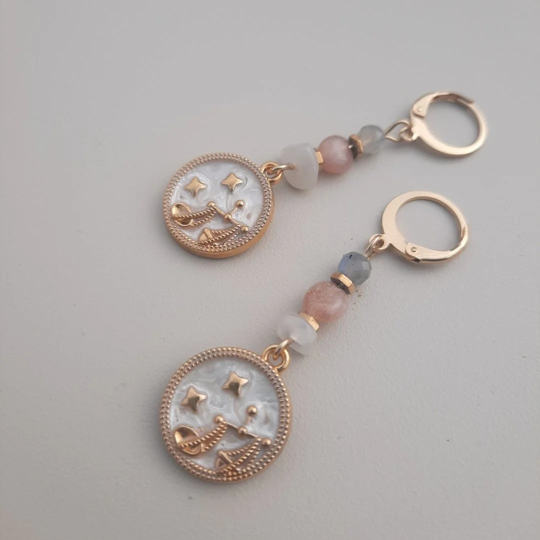 Boucles Longues SÉLÈNE en Pierres de Lune et Médailles Astro