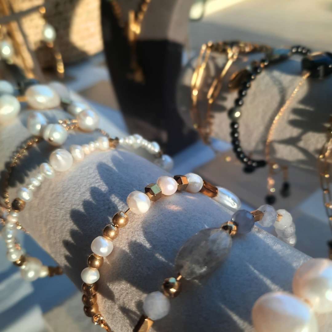 CEREMONIE Bracelets en perles blanches.jpg