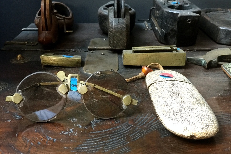 Glasses originally produced in the Joseon Dynasty, Glasses case made of sharkskin and decorated with amber jewelry