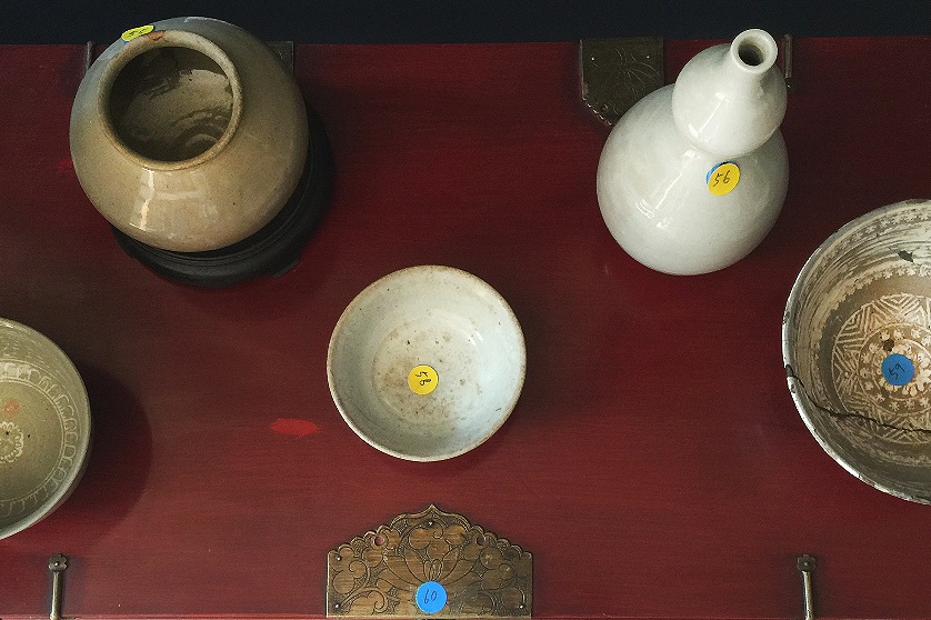 (55-56) Joseon white porcelain jar (57) Buncheong bowl (58) White porcelain dish (small) (59) Buncheong bowl with stamp design