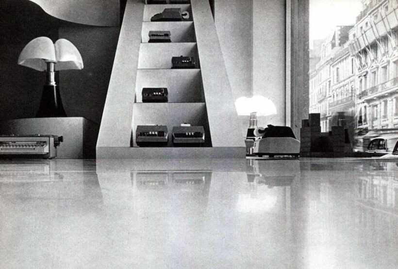 09_Palainco_Olivetti_Paris_Martinelli_luce_Gae_Aulenti_Pipistrello_Floor_Lamp_Showroom-820x555.jpg