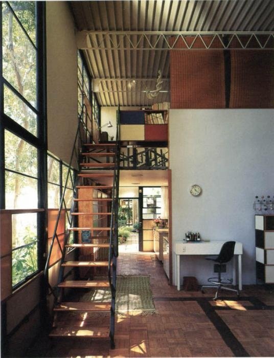 Eames_house_usa_case_study_interieur_escalier.jpeg