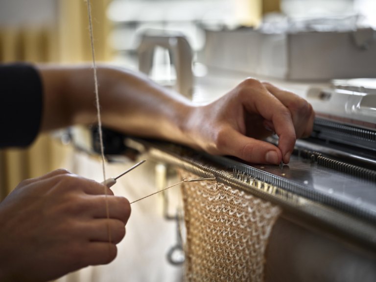 Détail d'un artisan à l'ouvrage sur une machine à tricoter à Villa Châteaufavier - les ateliers partagés, Aubusson, Creuse. © Julie Limont.jpeg