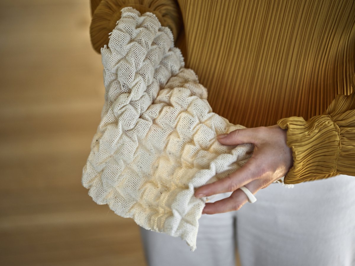 Artisan tenant une pièce de laine à Villa Châteaufavier - les ateliers partagés. © Julie Limont.jpeg