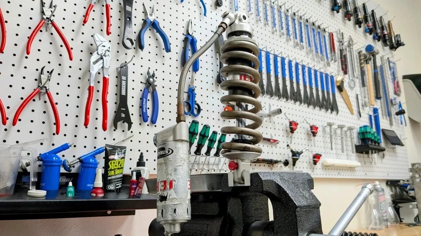 Meet El Jefe (the boss) ๐ฅ
Inspired from motocross, the Stratos El Jefe was produced in the late 90s and early 2000s. A heavily overbuilt and robust shock that can outlast anything you can think of ๐ช
Featuring a 14mm shaft and 32mm main piston, El