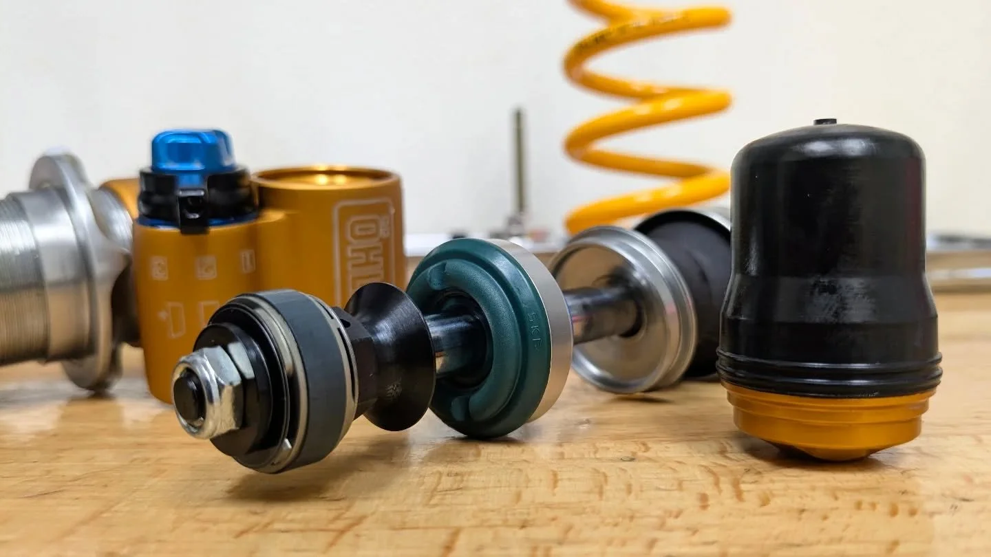 On the verge of witchcraft ๐งน๐ช 
The Öhlins TTX22m packs an insane amount of engineering and features in an impressively compact and simple-looking design ๐ฅ
Öhlins started using their high-end TTX twin tube technology over 20 years ago i