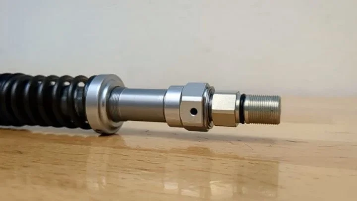 Friction? Haven't heard of her ๐๐ง
Meet the @vorsprungsuspension Smashpot ๐ฅ
About 30-50% of the total friction of your fork comes from the tight dynamic seals in the air spring, what if you could completely get rid of that? ๐ค
The Smashpot is a