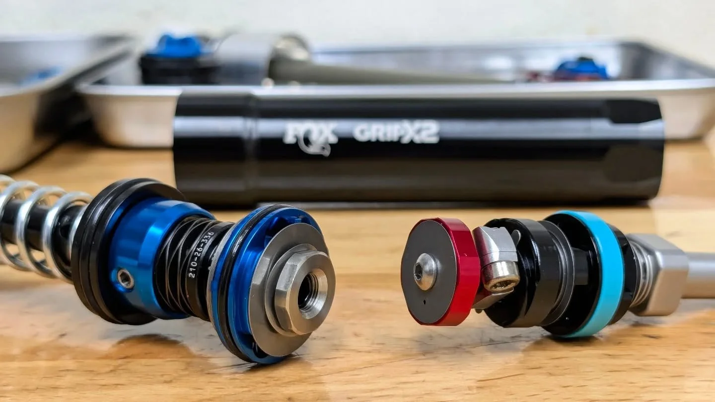 The best Fox damper ever? ๐ค
The GRIP X2 still features 4-way adjustability, just like the GRIP2, but what has actually changed? ๐
Fox has ditched the VVC for the compression side, instead opting for a more traditional approach, using a spring to