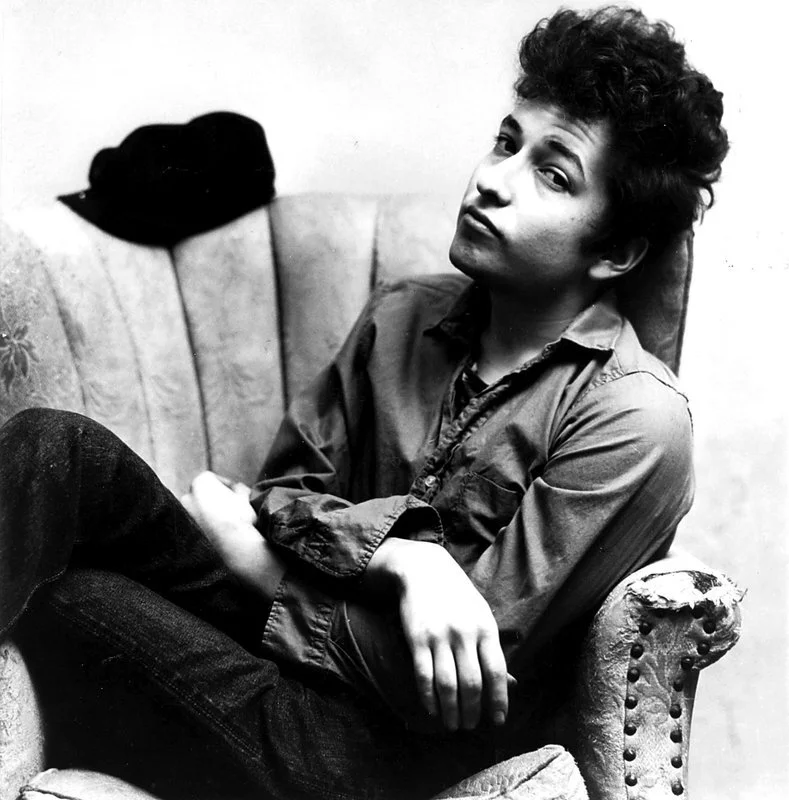 globe-photo-agency-3-young-bob-dylan-seated-in-chair-800x800.jpg