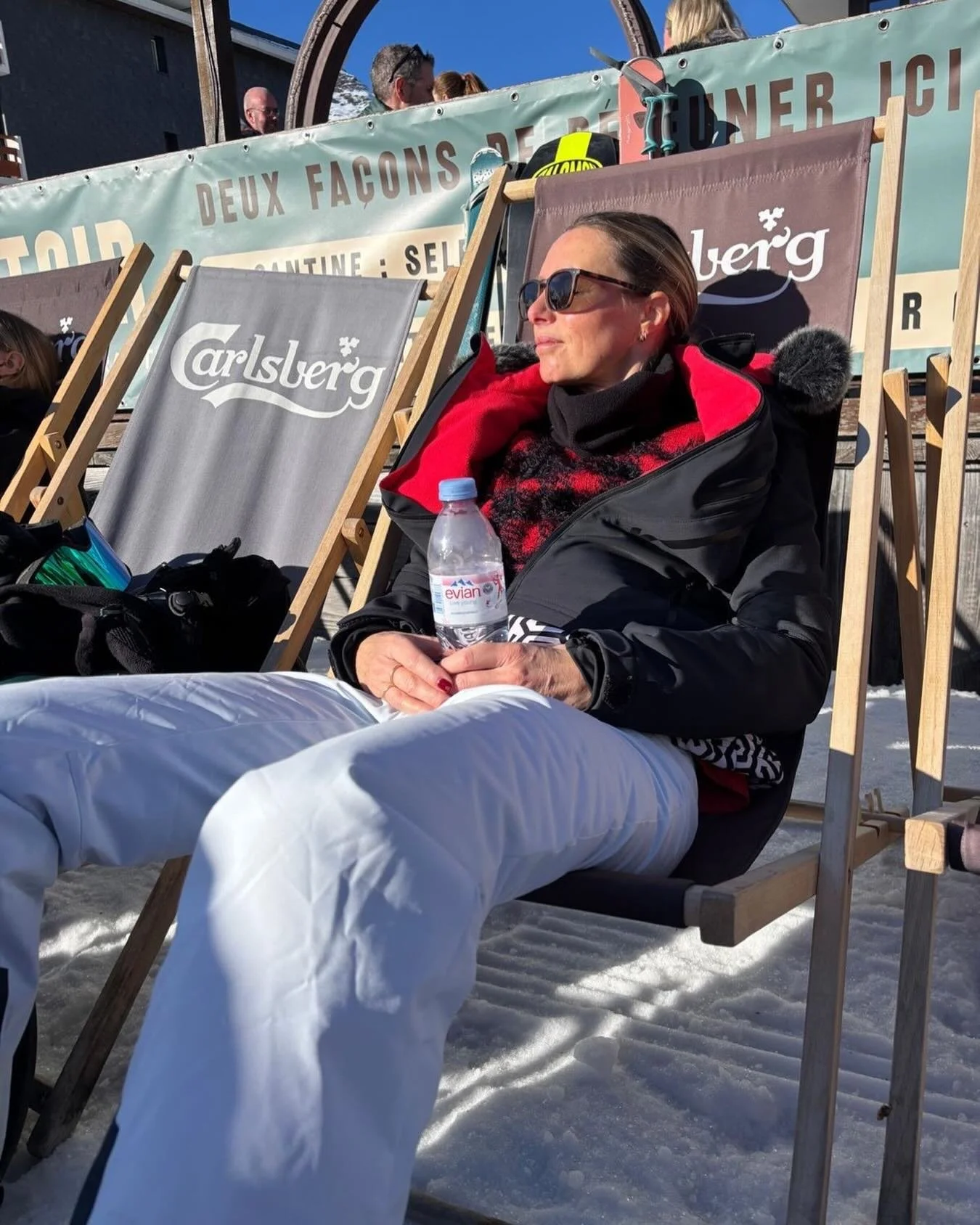 JUST CHILLIN 😎 

I&rsquo;ve got an injury so that&rsquo;s me and skiing done. Thank goodness the weather is glorious ☀️☀️☀️

Hope you&rsquo;re all enjoying the festive cheer&hellip; the seat choice is not lost on me here 😹. I&rsquo;m mostly eating 