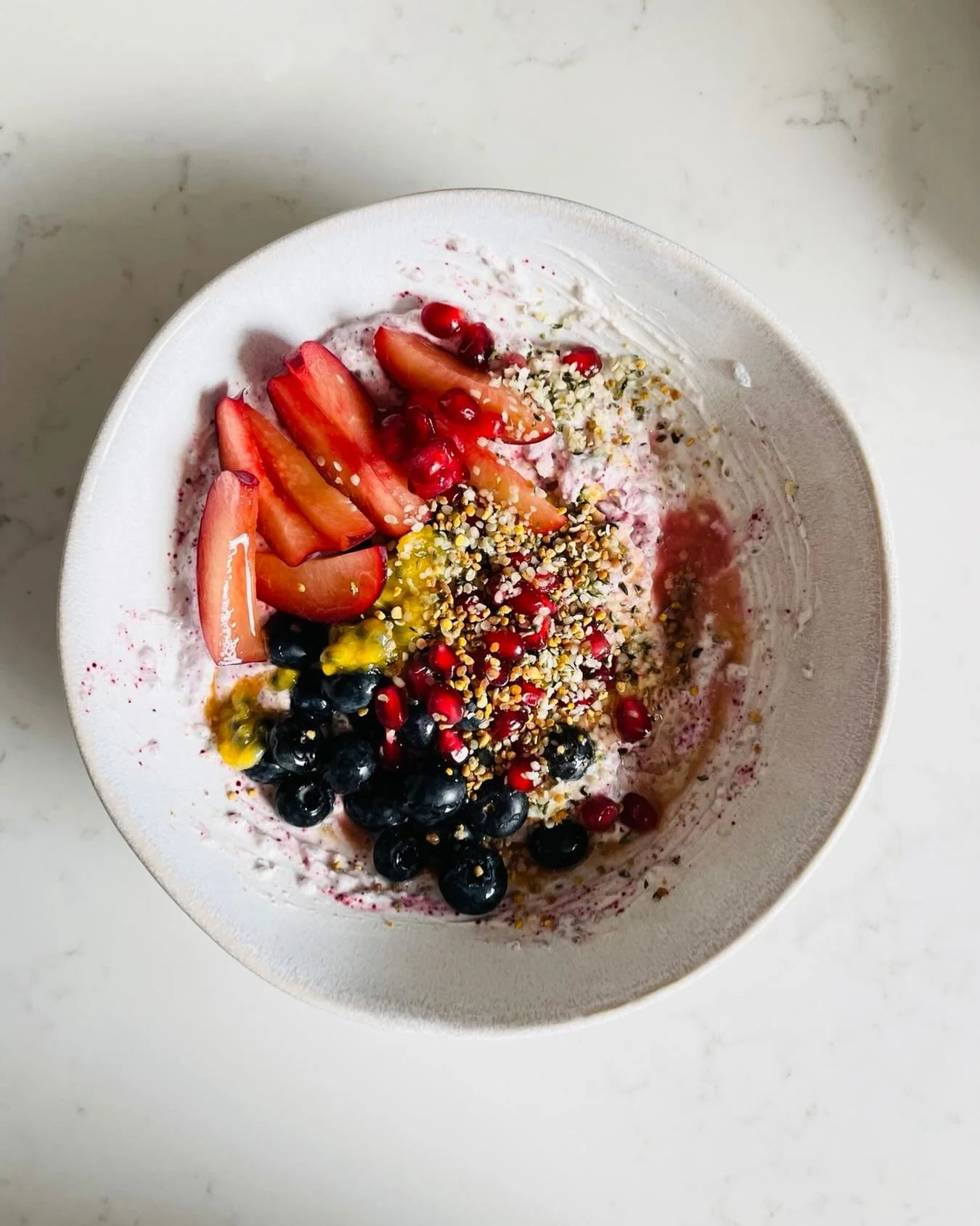 PHYTO POWER NOURISH BOWL /

Soaked chia, Greek yoghurt, kefir, milled flax, @haskapa berry powder, topped with blueberries, passion fruit, pomegranate, plum, shelled hemp, bee pollen, honey 

😋😋😋😋😋😋😋

#cleanse #reset #guthealth #healthyeating