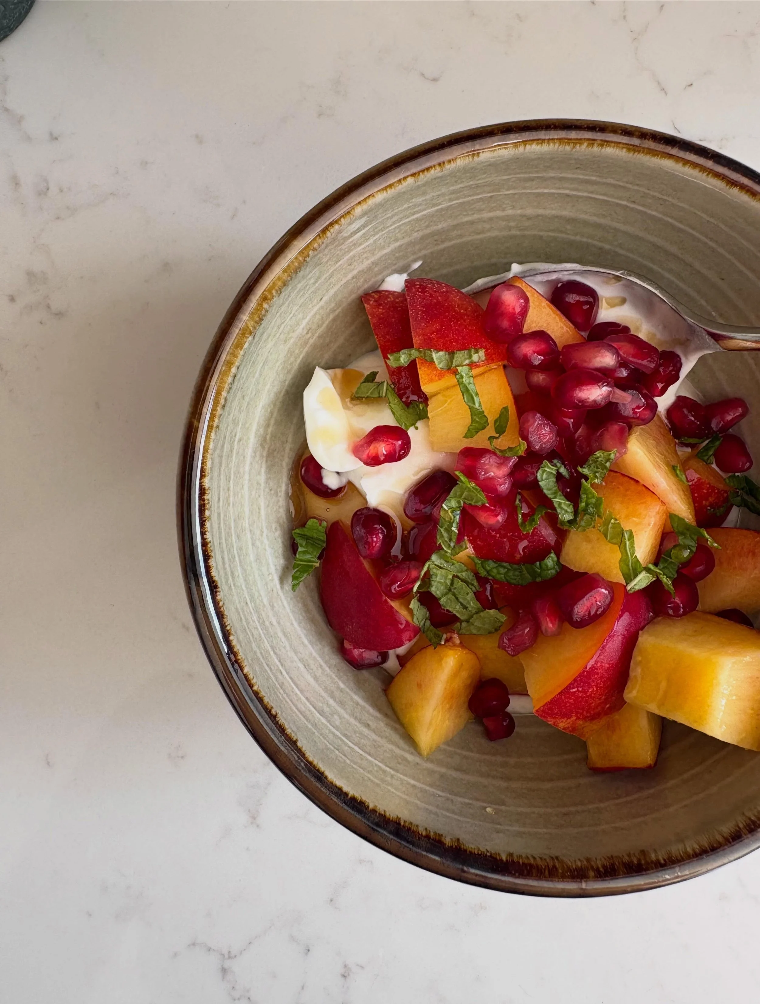 SIMPLE PLEASURES&hellip; simply elevated

Greek yoghurt, peach 🍑, pomegranate, honey, mint

🥰🥰🥰🥰🥰
You&rsquo;re welcome ☺️ 

#peach #healthyliving #guthealth #glowingskin