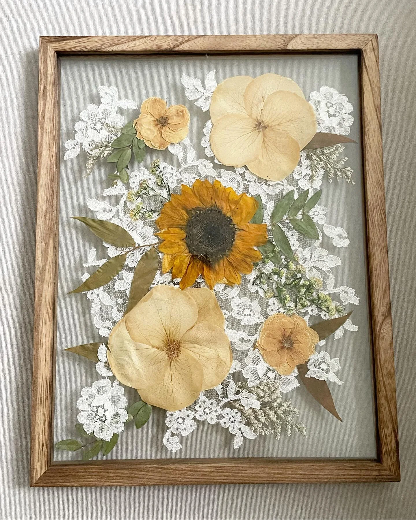 This lace was wrapped around the brides bouquet &amp; was originally from the brides grandmothers dress 🥹🥹 
&bull;
&bull;our platinum pressed 💕
&bull;book now 👉🏼👉🏼 link in bio!