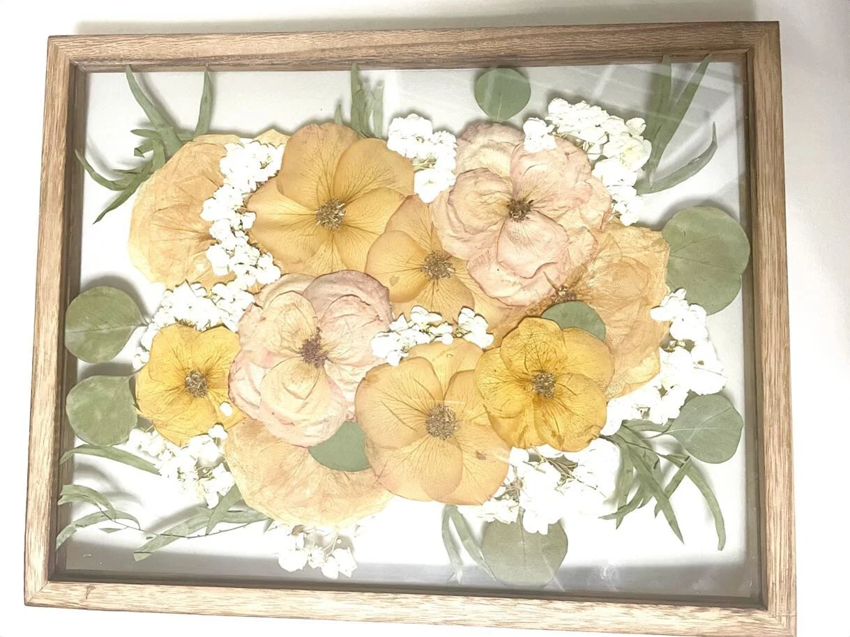 Swipe to see this gorgeous brides bouquet from day of! Tennessee weddings are my fav 💕💕 @alexisbiedron 
&bull;
&bull;
Keep in mind they are super hard to get a picture of 😩😩
Link in the bio to reserve your date now! 
#floralpreservation