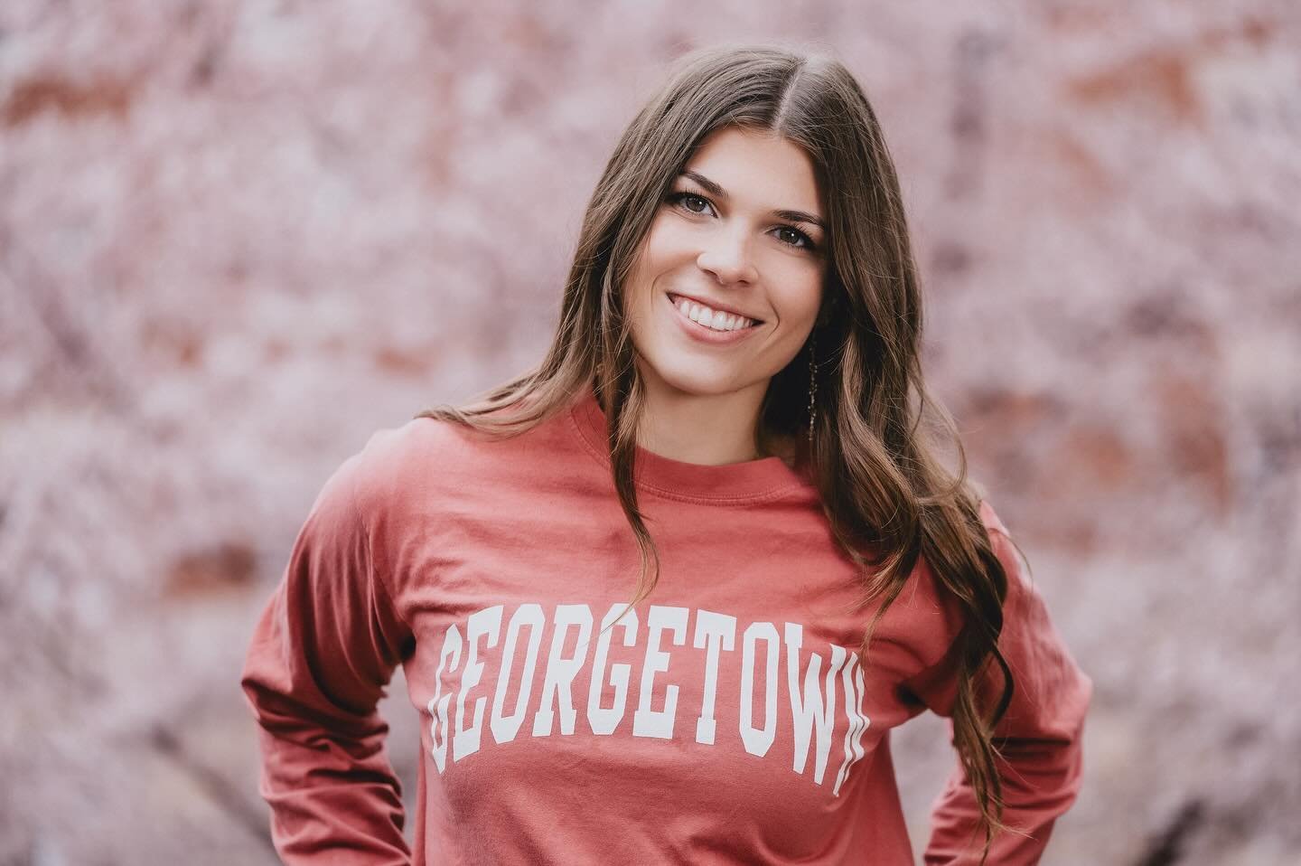 Calling all Class of 2024 Seniors.  For the first time I am offering College Swag  Mini Sessions.  Celebrate your college acceptances and high school achievements with a fun and quick mini session with your besties.
📷 What: 20 minute photo session f