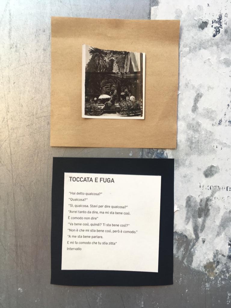   Toccata e fuga   “Hai detto qualcosa?”  “Qualcosa?”  “Sì, qualcosa. Stavi per dire qualcosa?”  “Avrei tanto da dire, ma mi sta bene così. È comodo non dire”  “Va bene così, quindi? Ti sta bene così?”  “Non è che mi stia bene così, però è comodo.”  