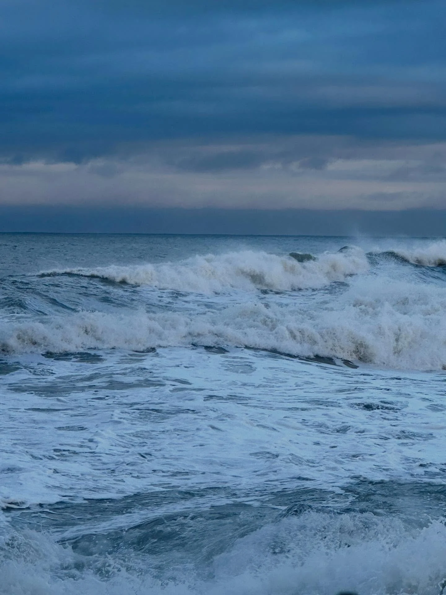 Crashing waves at the beach yesterday. Watching a lone surfer brave it out at sea and the waves crashing over the harbour barrier wall, safely away from where it would hit! 

#expressivelandscape #stabbs #wavewatching  #coldingham