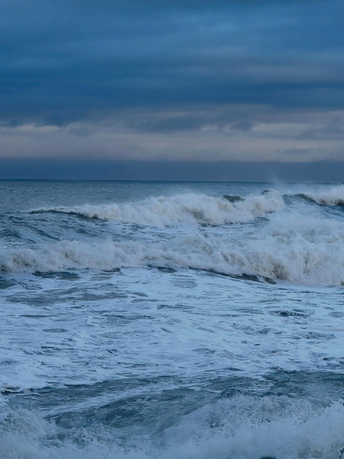 Crashing waves at the beach yesterday. Watching a lone surfer brave it out at sea and the waves crashing over the harbour barrier wall, safely away from where it would hit! 

#expressivelandscape #stabbs #wavewatching  #coldingham