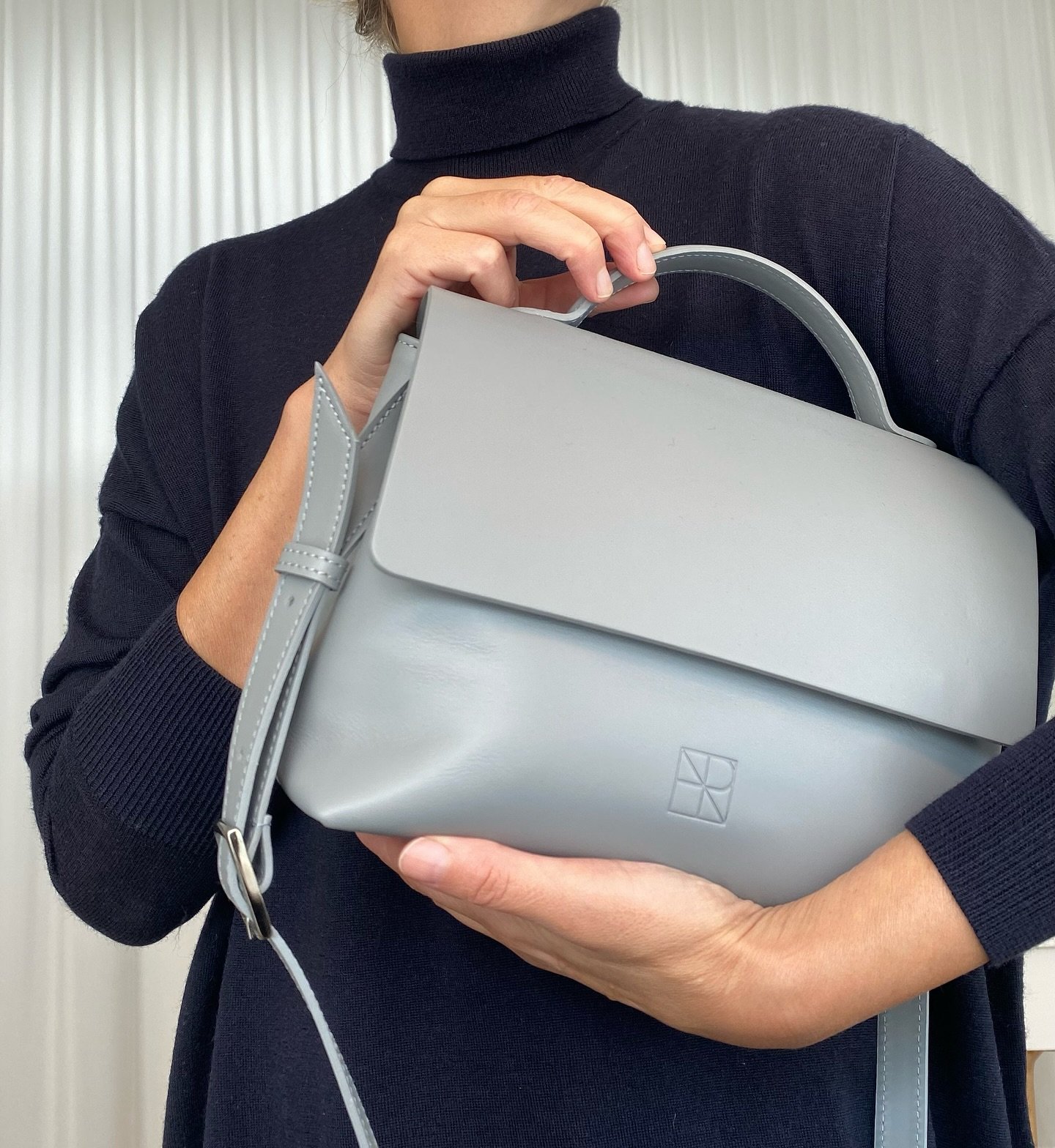 Grey + Navy = perfect match.  Last pieces available in grey.  #shoulderbag #leather #swissmade #sale #onlineshop #showroom #meggen #lucerne #evelineerni