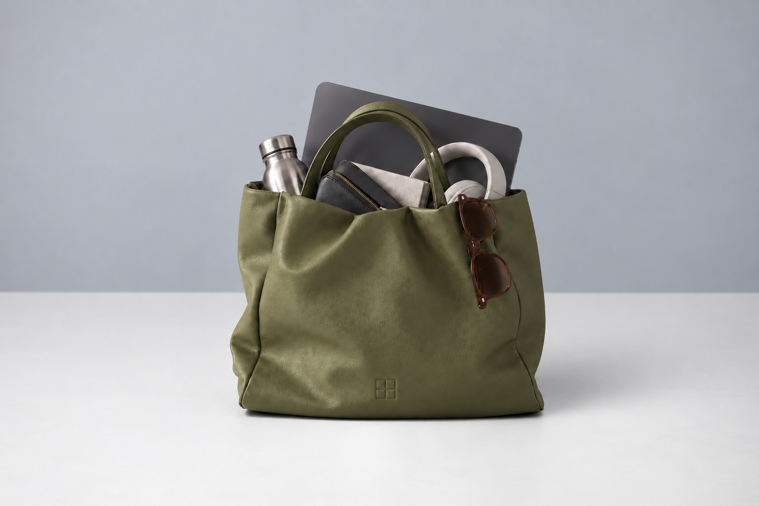 Olivgrüne Bella-Tasche mit Laptop.png