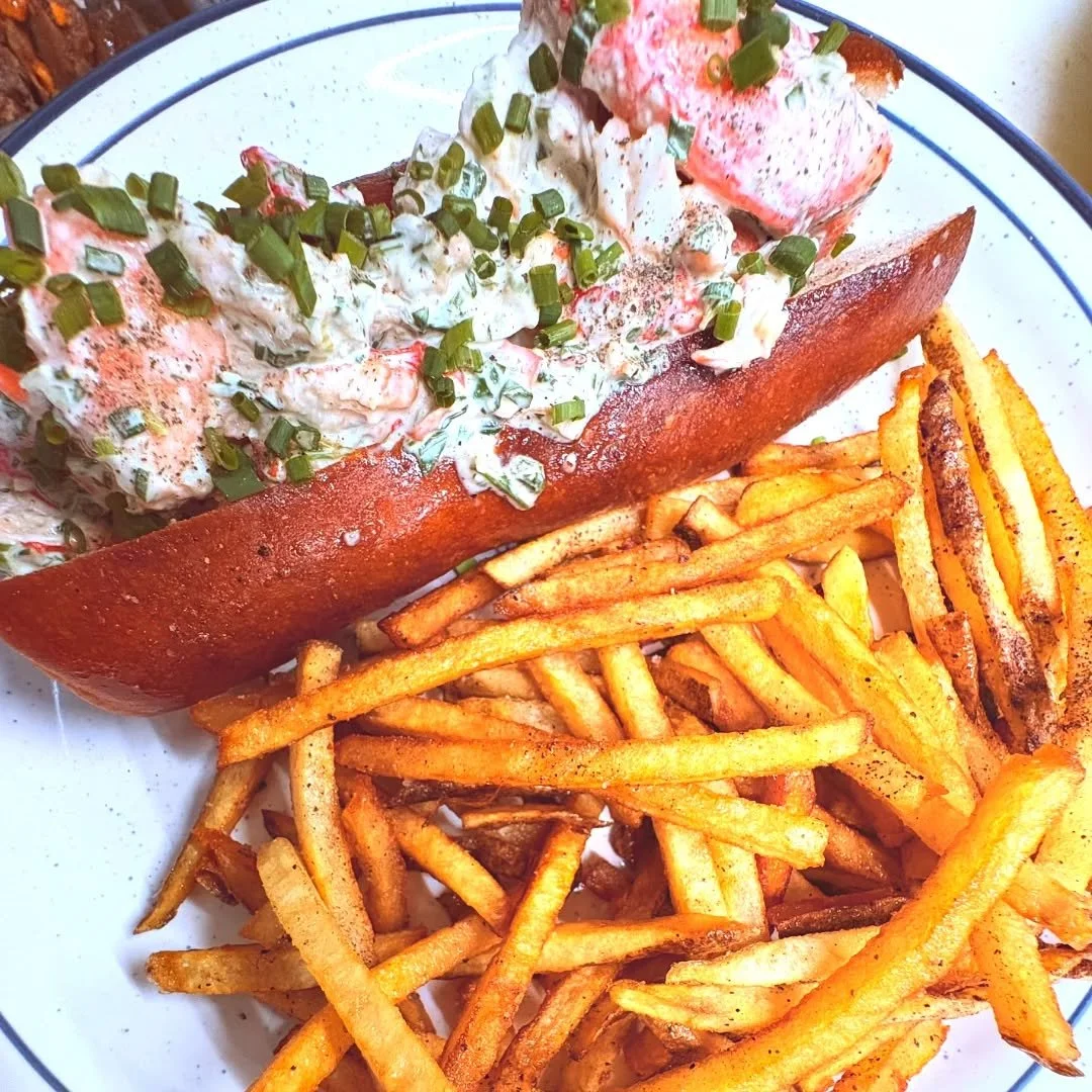 🦞 Lobster roll special every Wednesday from 5-10pm, or until we run out.

Make your reservation for tonight ➡️ hit 'Reserve' in our bio.

#lobsterroll #bellebrasserie #bellecville #cvillefood