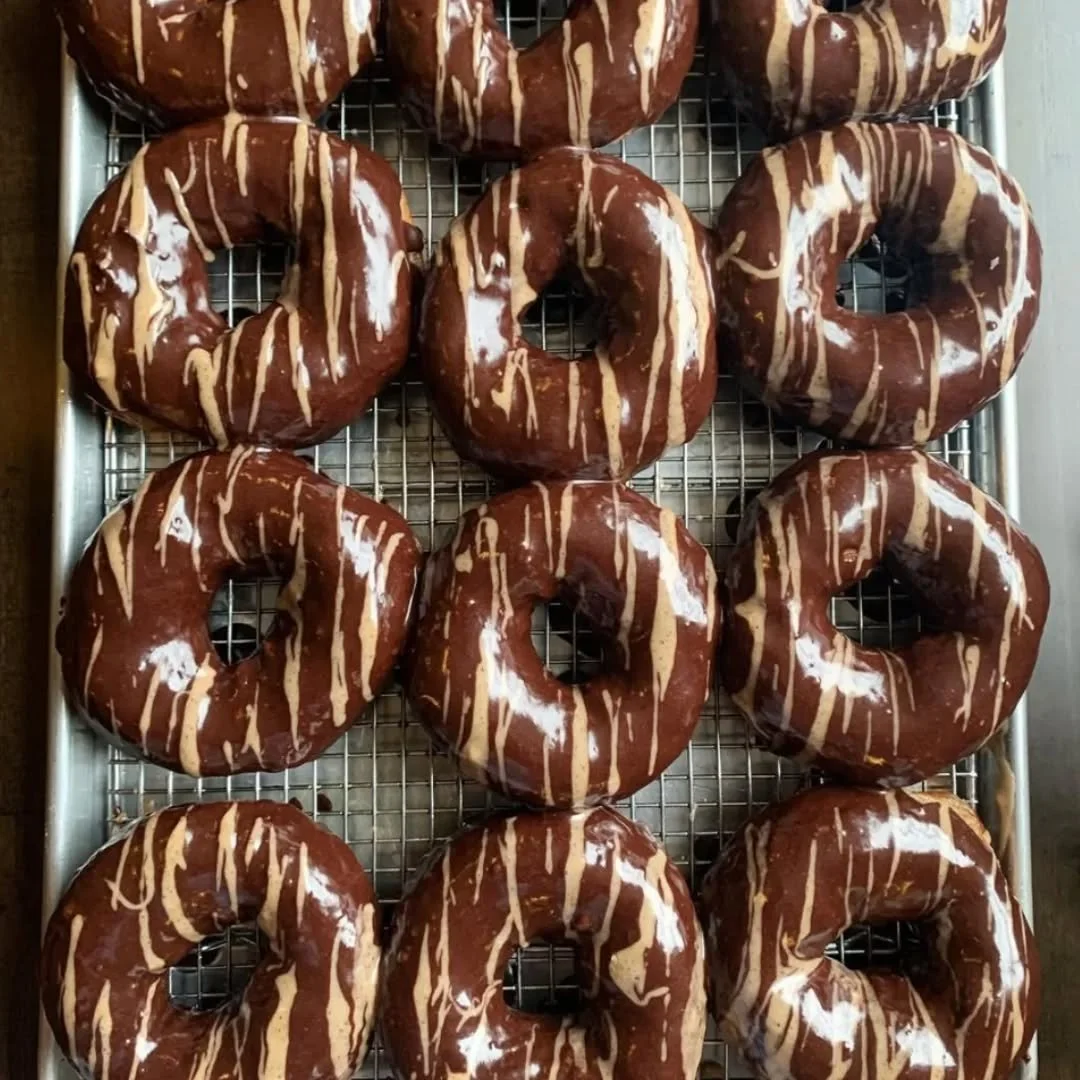 Who wants coffee and mocha glazed donuts back this fall? 🍁🍂

#sourdoughdonuts #bellecville
