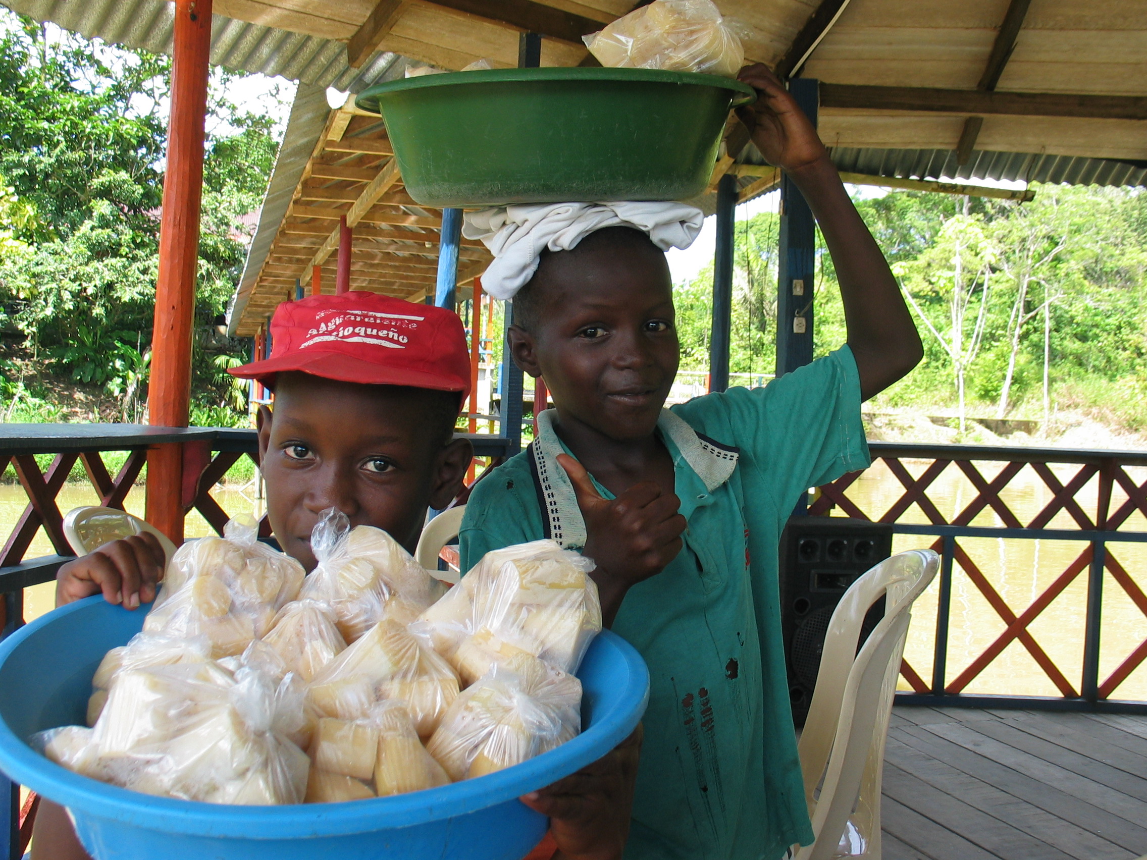 Kids selling sugar cane in Quibdo, Choco 8-27-06.JPG
