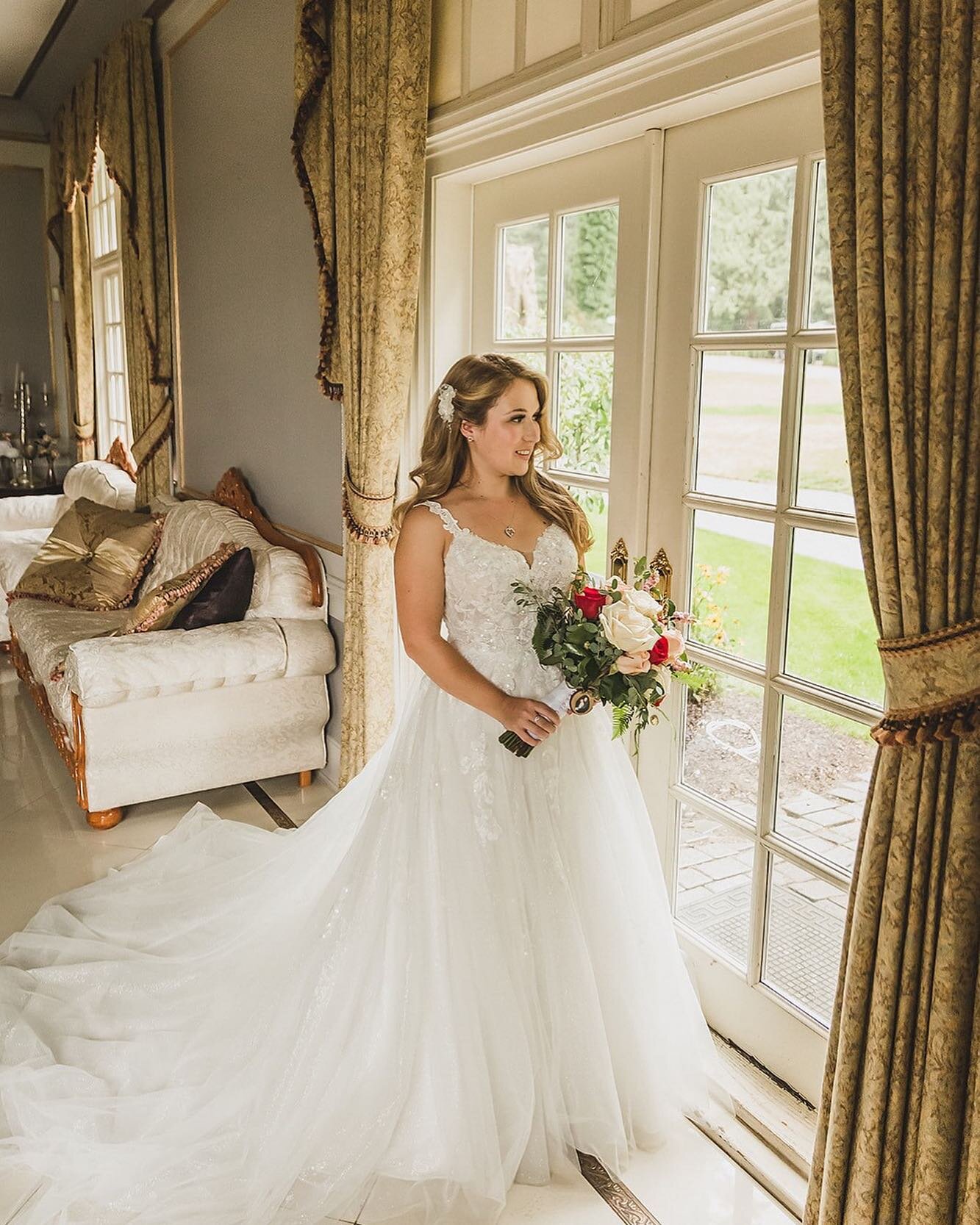 One more because she&rsquo;s too pretty not to share 🤍 
&bull;
Hair by me
💄 Doctored Beauty
Venue @rowenasinn 
📷 @umbrellatreephotography