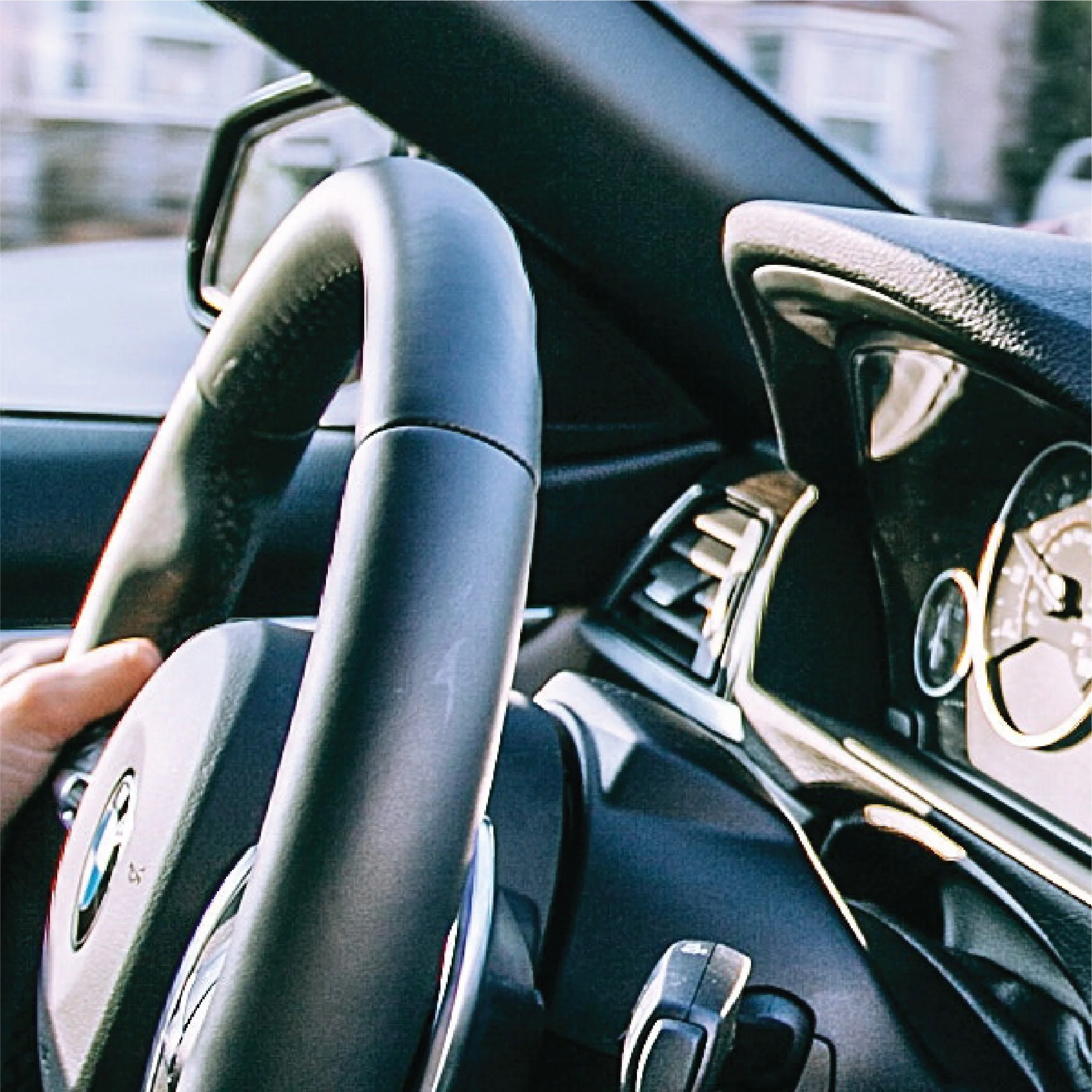 How to Stay Safe on the Road: 8 Important Safe Driving Tips