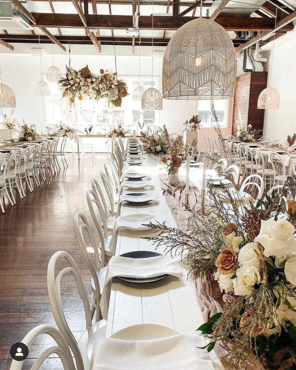 Setups like this always get the feels going!
Florals - @bohemianflowercollective 
Furniture - @maiseycollections 
Venue - @theflourfactory 
Lights - @micktric_events