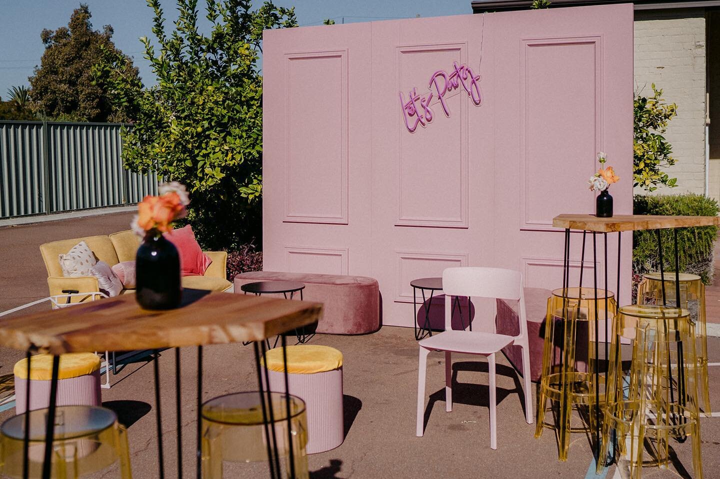 Our pink walls are the perfect choice for your next party!!! 🥂 This birthday was styled and coordinated to perfection by @amoveablefeastperth @elspethwilkinson and photos by @kittyloveslove 🥰