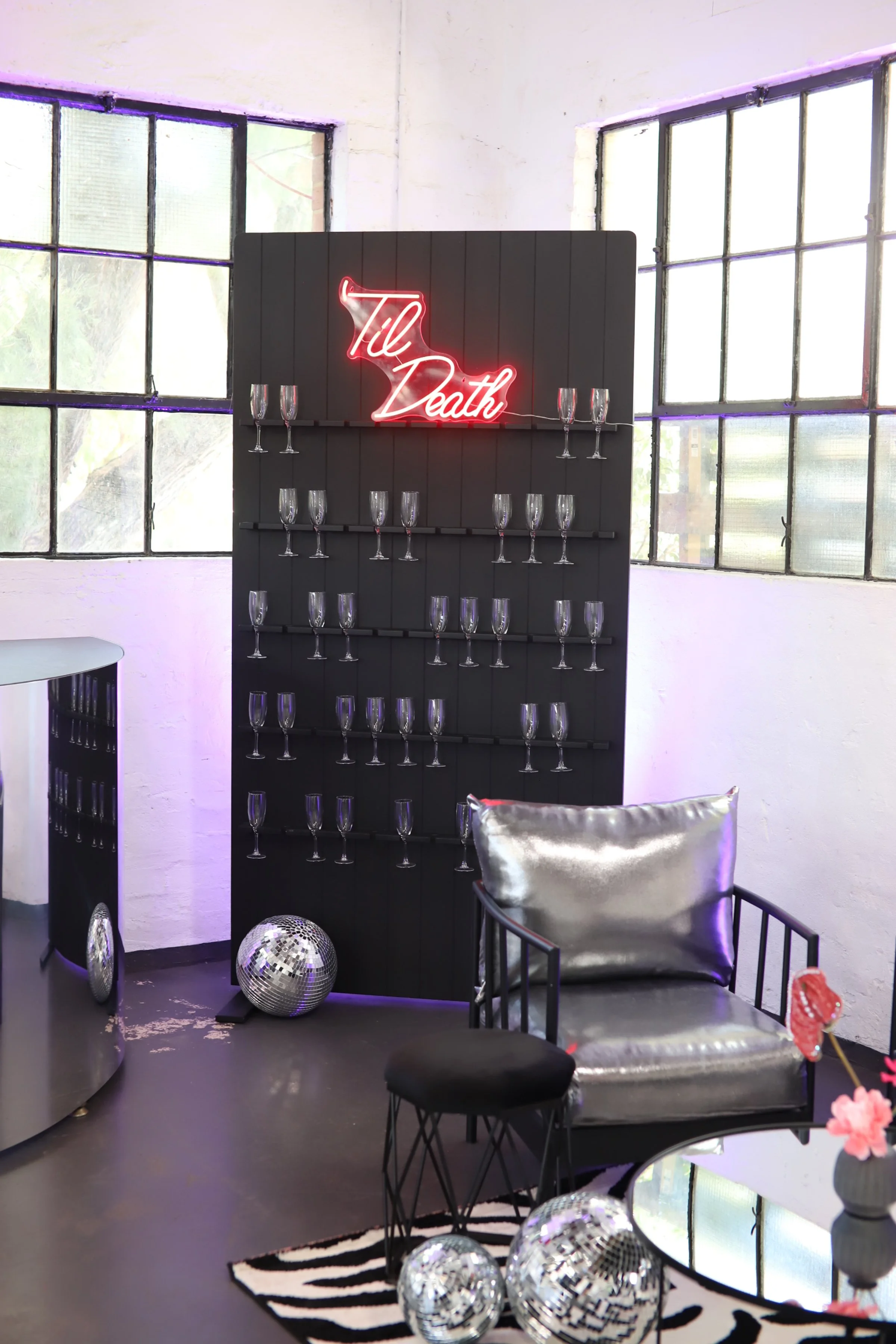 Champagne Wall - Black