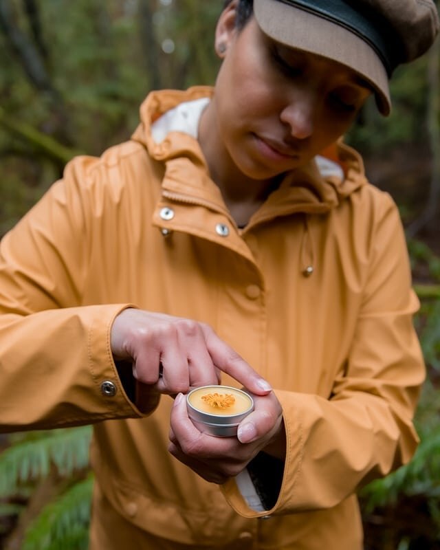 When you are out for a hike or on the road, what do you pack in your emergency kit? One thing that I always have in my bag is my Comfrey Calendula Balm, as seen here with @tamustolbie of the @stolbiesisters.

This healing balm is great for:
- inflamm