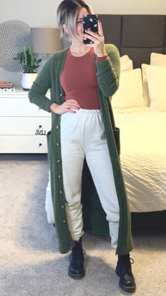 LONG-SLEEVE CONTOUR BODYSUIT + LONG CARDIGAN + HIGH-WAIST SWEATPANTS