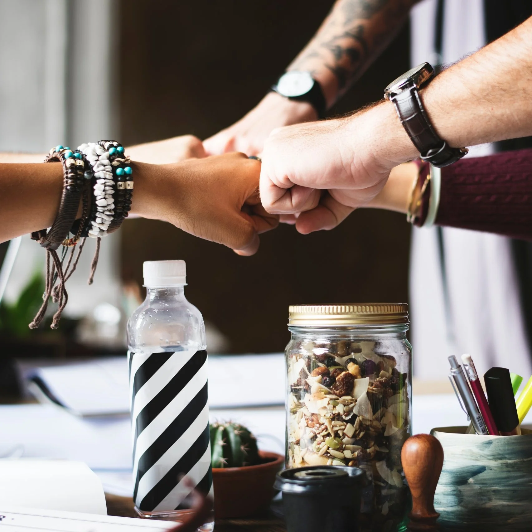 bracelets-collaboration-colleagues-398532.jpg