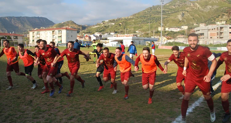 Morrone, il cielo con un dito. Doppio Maio ad Amantea, granata primi (1-2)