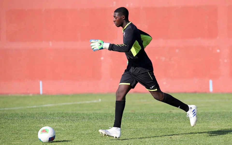 Zak Bance tra i pali della Morrone. Il portiere ha firmato