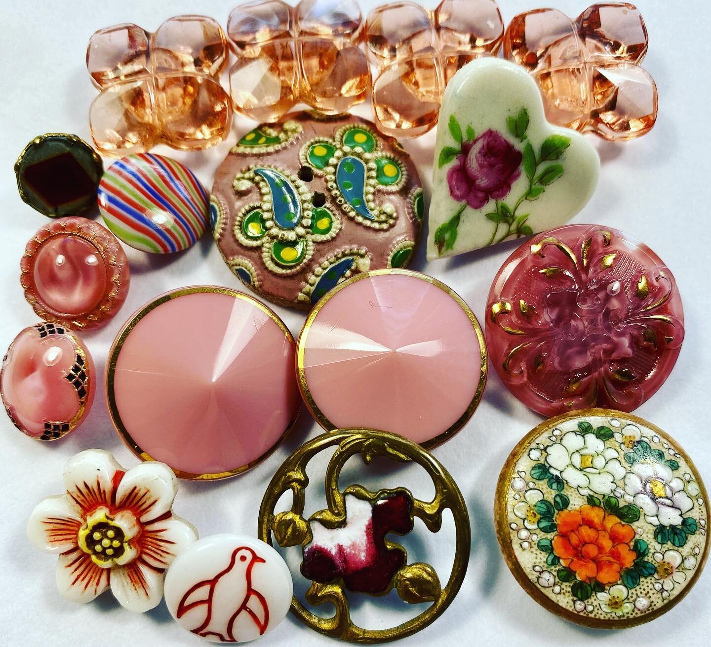 More buttons added to today.  Seems to be a pink and peach theme #vintagebuttons #antiquebuttons #pinkbuttons #peachbuttons #glassbuttons