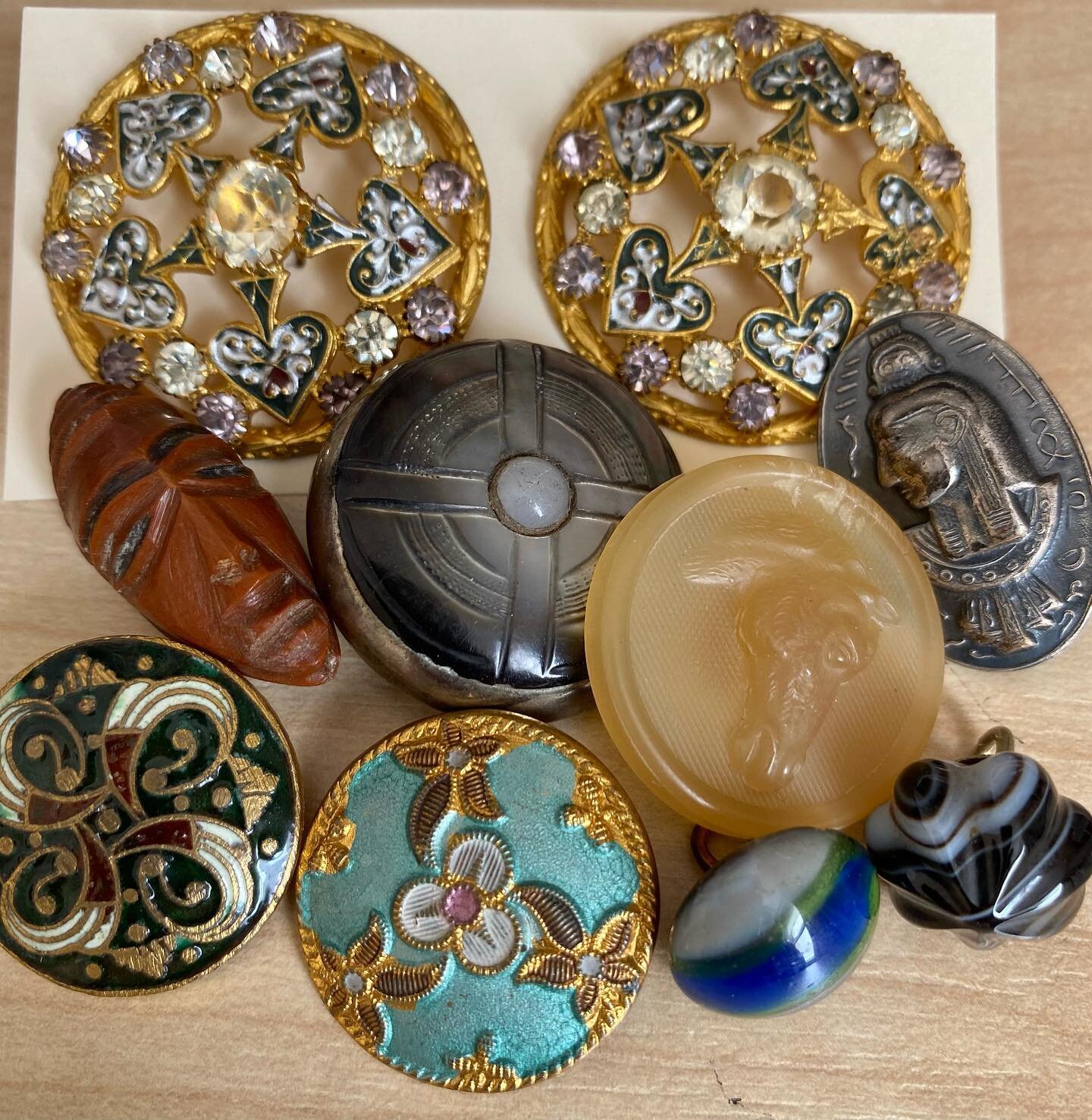 Some of the vintage and antique buttons listed today on the website #antiquebuttons #vintagebuttons #pastebutton #paintedmetalbutton