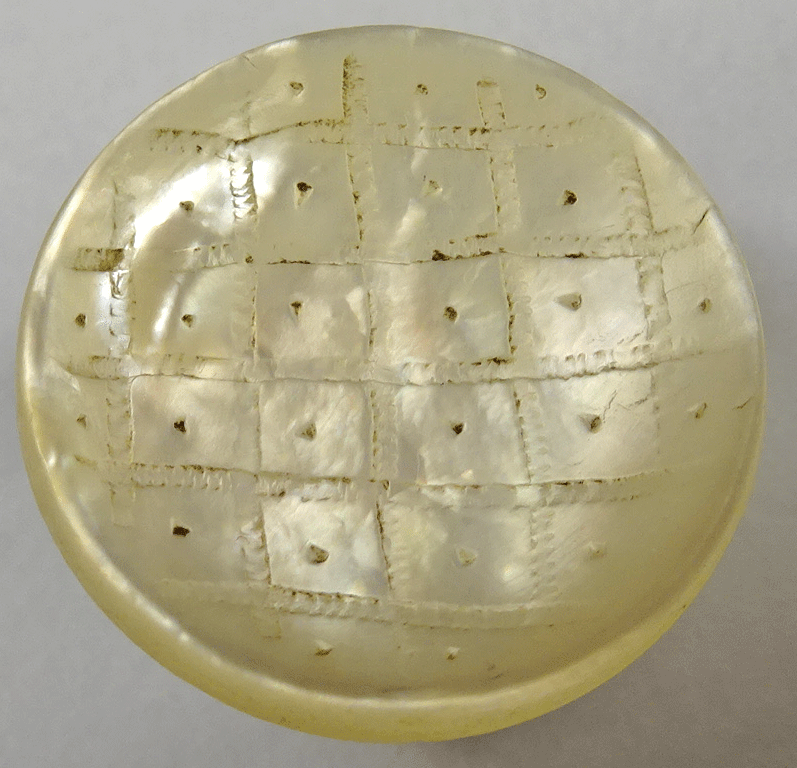 nmof496-chequered-pearl-stud-button.gif