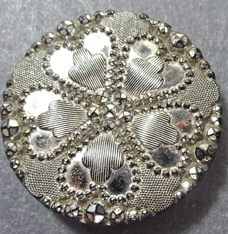nbg426-Vict-BG-heart-shaped-panels.gif
