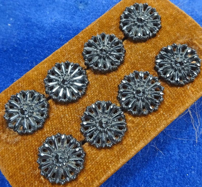 nbgs274-set-of-8-pierced-bg-flowers.gif