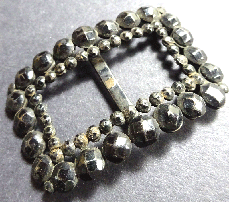 nb271-bg-passementerie-buckle.gif