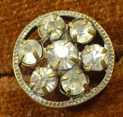 Small claw-set pastes in brass ring