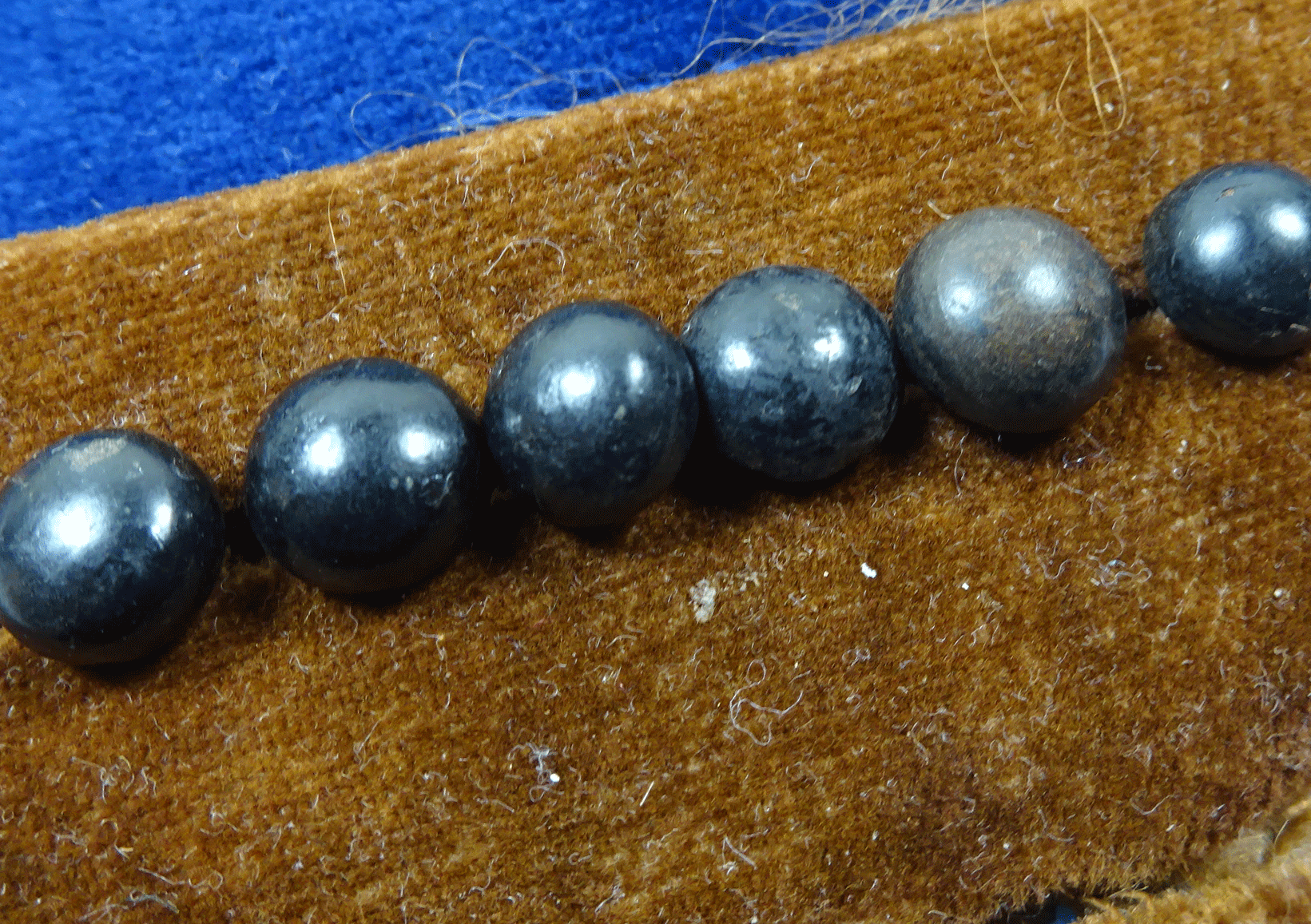 st405-set-of-6-small-boot-buttons.gif