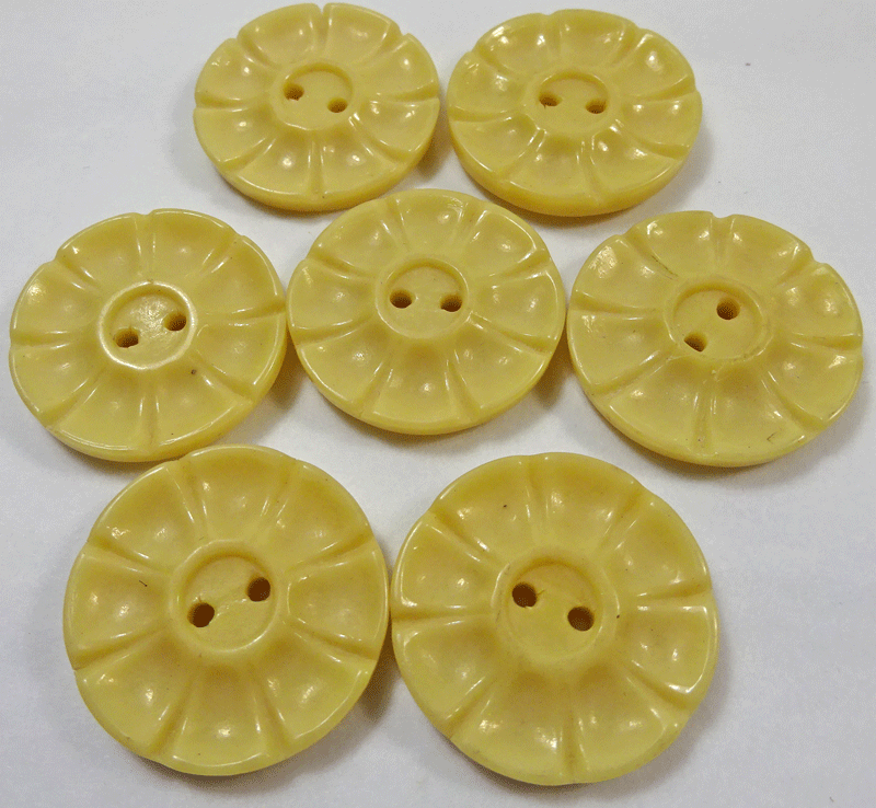 st688-set-of-7-pale-yellow-flower-buttons.gif